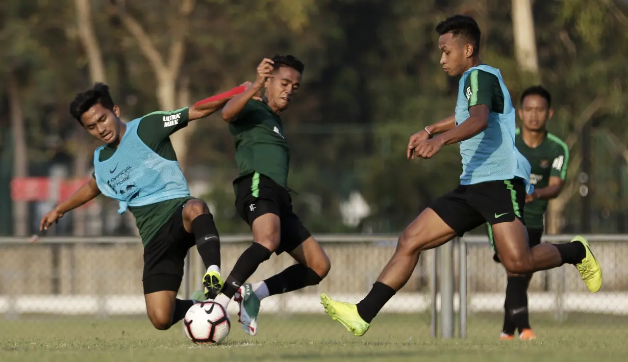 Pemain Timnas Indonesia U-22, Osvaldo Haay, berebut bola saat latihan di Lapangan G, Senayan, Jakarta, Sabtu (5/10). Latihan ini merupakan persiapan menjelang SEA Games 2019. (Bola.com/Yoppy Renato)