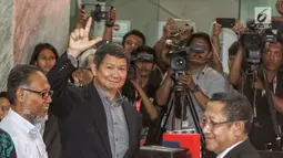 Penanggung jawab tim hukum Prabowo-Sandi, Hashim Djojohadikusumo memberikan salam kepada media saat mendaftarkan gugatan sengketa hasil Pilpres 2019 di Mahkamah Konstitusi, Jakarta, Jumat, (24/5/2019). Tim Hukum Prabowo-Sandiaga mengajukan 51 bukti dokumen dan saksi. (Liputan6.com/Johan Tallo)