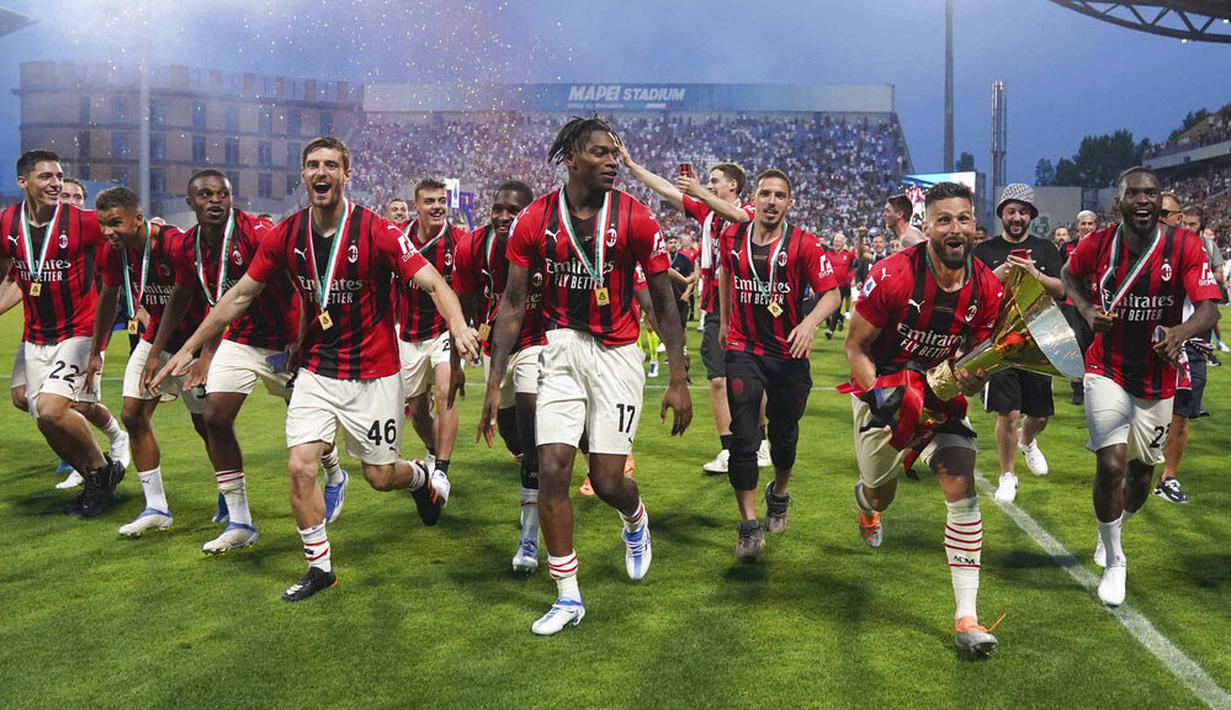 Hasil ini membuat AC Milan merasakan scudetto dengan keunggulan dua poin dari Inter Milan. Buat I Rossoneri merupakan titel scudetto ke-19 sepanjang sejarah. (Spada/LaPresse via AP)