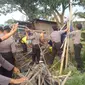 Kios yang rusak dibersihkan oleh personel Polres Boyolali. Nantinya, pembangunan kios yang rusak tersebut dilakukan dengan mengajak masyarakat. (Foto : Galih Prasojo)