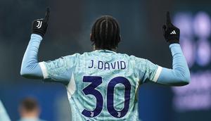 Pemain Juventus, Jonathan David, merayakan gol yang dicetaknya dalam pertandingan Serie A melawan Sassuolo di Mapei Stadium, Italia, Rabu (7/1/2026) dini hari WIB. (Massimo Paolone/LaPresse via AP)