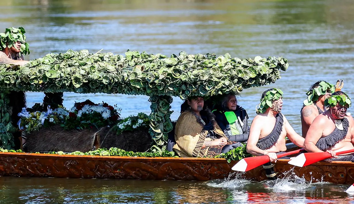 Ratu Maori, Nga Wai hono i te po Paki (tengah) bersama para prajurit Maori di sebuah sampan waka ke arah Taupiri Maunga dalam upacara pemakaman Raja Maori Selandia Baru, Tuheitia Pootatau Te Wherowhero VII, di Ngaruawahia pada tanggal 5 September 2024. (DJ MILLS/AFP)