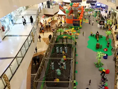 Suasana wahana bermain Mookiland Play Park pada bulan suci Ramadan di Lippo Mall Kemang, Jakarta, Minggu (18/06). Konsep Play Park yang mengutamakan kualitas permainan yang disiapkan khusus untuk mengisi liburan sekolah. (Liputan6.com/Fery Pradolo)