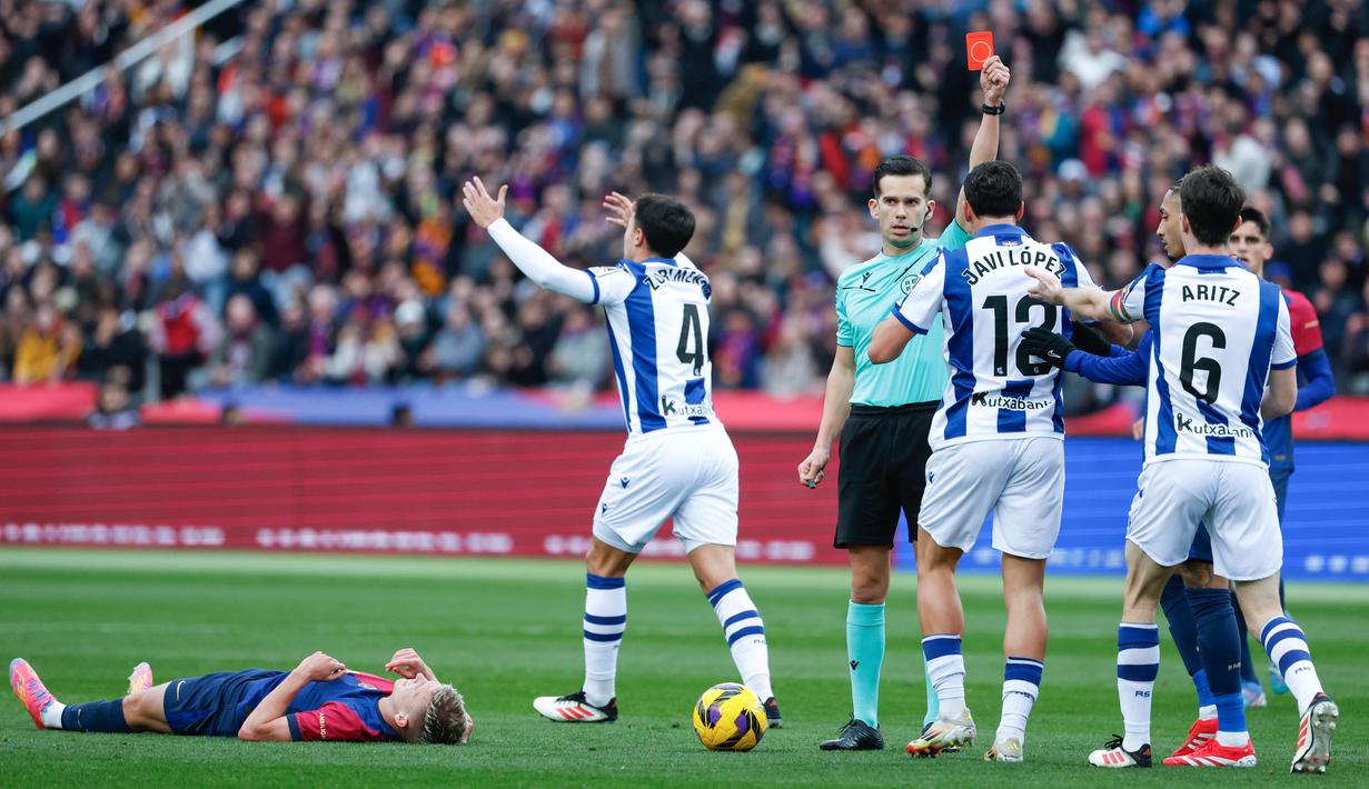 Laga ini didominasi oleh Barcelona. Apalagi Real Sociedad bermain dengan 10 pemain karena Aritz Elustondo terkena kartu merah. (AP Photo/Joan Monfort)