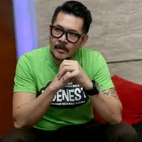 Tak heran jika aktor ‘Ca Bau Kan’ ini dianggap sebagai seorang playboy, bagaimana tidak, selain memiliki wajah yang tampan, Ferry Salim juga pandai dalam memilih paduan busana. Serta gaya rambut yang juga diperhatikan olehnya. (Andy Masela/Bintang.com)