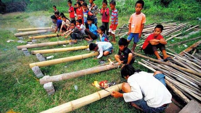 Meriam bambu menjadi permainan favorit anak-anak saat ngabuburit (Sumber foto: bintang.com)