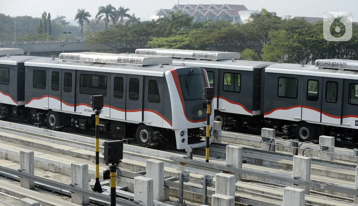 Kereta Melayang (Kalayang) atau Automatic People Mover System parkir di Depo Kalayang Bandara Internasional Soekarno Hatta, Tangerang, Banten, Rabu (19/8/2020). Hingga saat ini, PT Angkasa Pura II masih menghentikan layanan Kalayang untuk mengantisipasi penyebaran COVID-19. (merdeka.com/Dwi Narwoko)