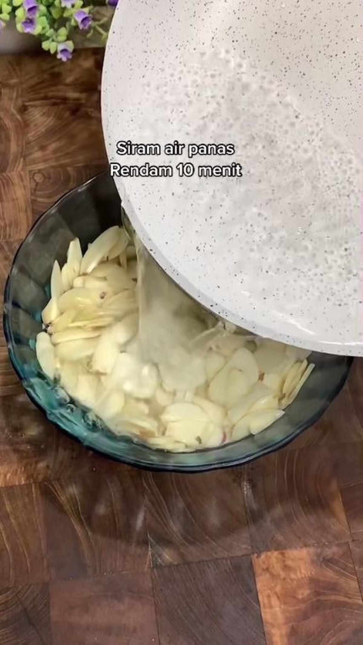 Rendam Bawang Putih di Air Panas