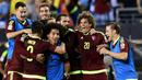 Para pemain Venezuela merayakan kemenangan timnya atas Uruguay pada babak penyisihan grup Copa America Centenario 2016 di Stadion Lincoln Financial Field, Philadelphia, AS, (10/6/2016). (AFP/Don Emmert)
