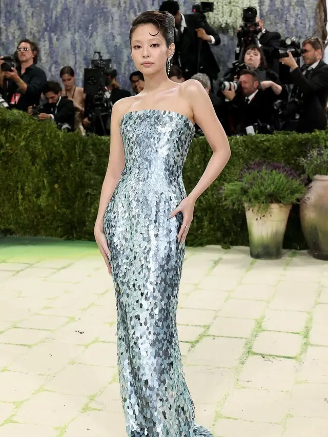 Throwback ke Era 90-an, Jennie BLACKPINK Tampil Berani dengan Alis Super Tipis di Met Gala 2026