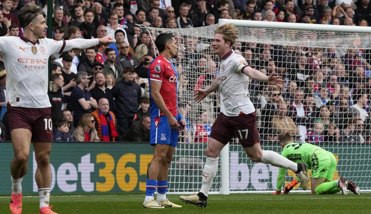 Selebrasi gelandang Manchester City, Kevin De Bruyne merayakan gol keempat timnya ke gawang Crystal Palace pada laga pekan ke-32 Premier League 2023/2024 di Selhurst Park stadium, London, Sabtu (6/4/2024). (AP Photo/Frank Augstein)