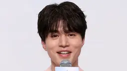 Dikenal jarang tersenyum, Lee Dong Wook pamerkan senyuman di preskon Produce X 101 (sumber: Liputan6.com/mydailykorea)
