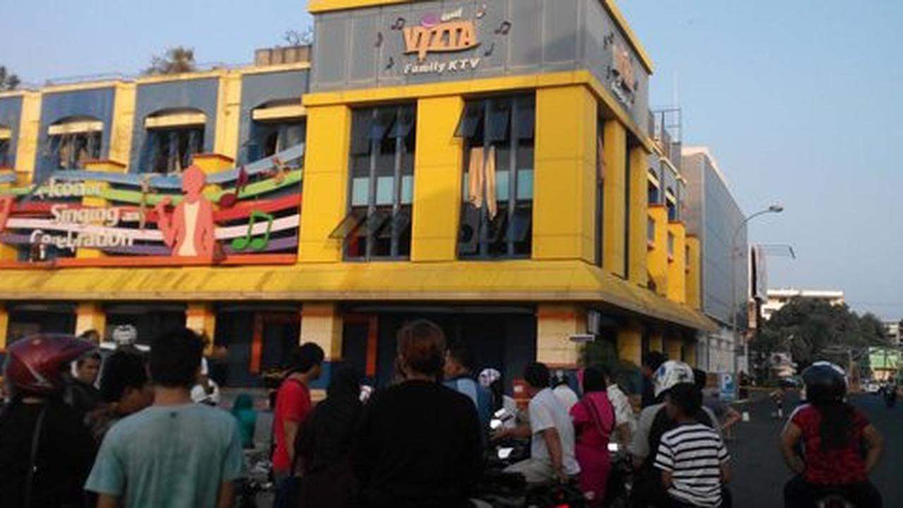 Warga masih padati Inul Vizta Manado yang terbakar