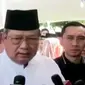 Saat mengikuti acara pelepasan jenazah, SBY juga memberikan penghormatan terakhir kepada almarhum Husni Kamil Manik.