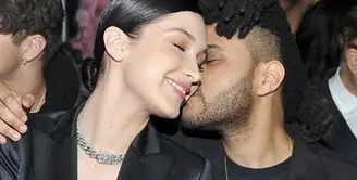The Weeknd dan Bella Hadid sepertinya semakin mesra usai tertangkap kamera berciuman. (YouTube)