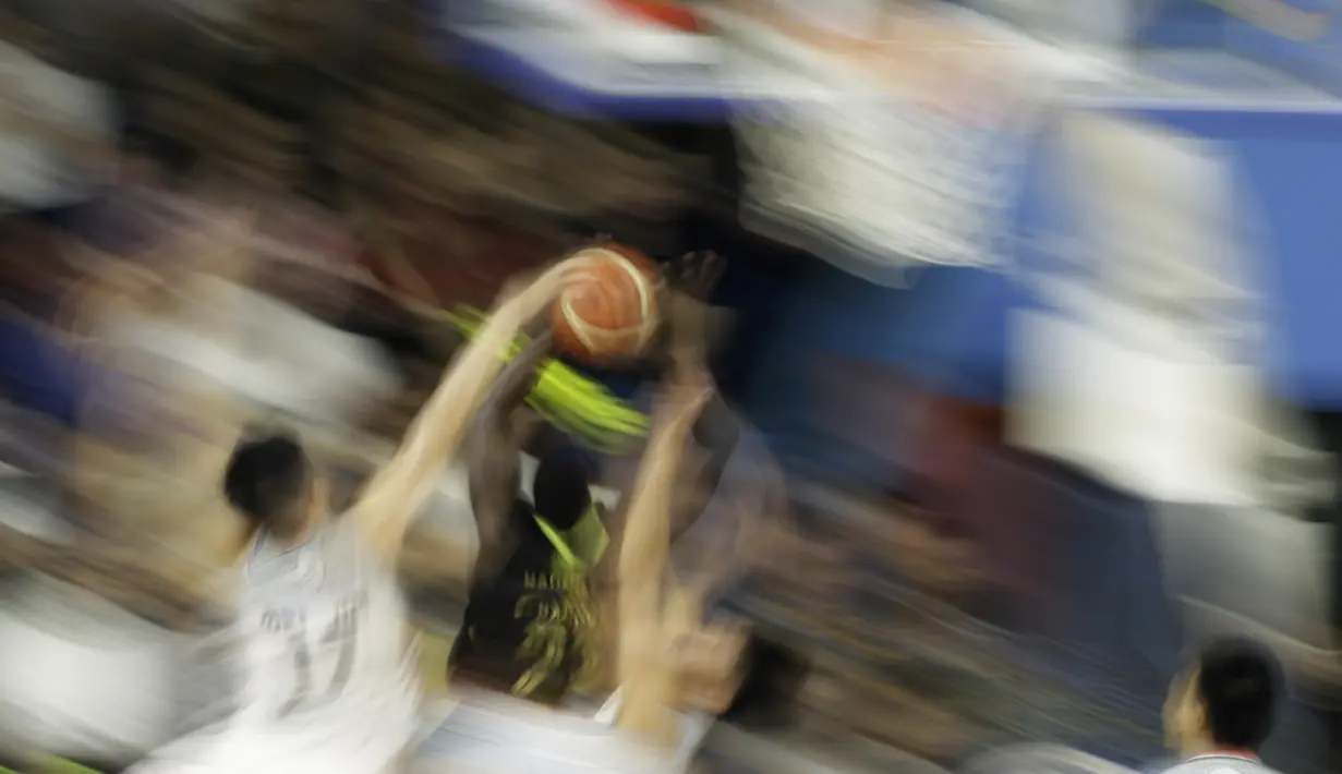 Pemain Pacific Caesar Surabaya, Juan Hadnot, berusaha mencetak poin saat menghadapi Stapac Jakarta pada laga semi final IBL 2019 di GMSB Kuningan, Jakarta, Jumat(8/3). Stapac unggul 87-66 atas Pacific. (Bola.com/Yoppy Renato)