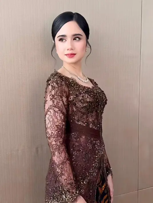 Untuk bawahannya, Tissa memadukan kebaya tersebut dengan kain batik bermotif klasik bernuansa gelap. Kombinasi ini menciptakan harmoni warna yang dalam dan sophisticated, sekaligus memperkuat identitas budaya dalam keseluruhan look.