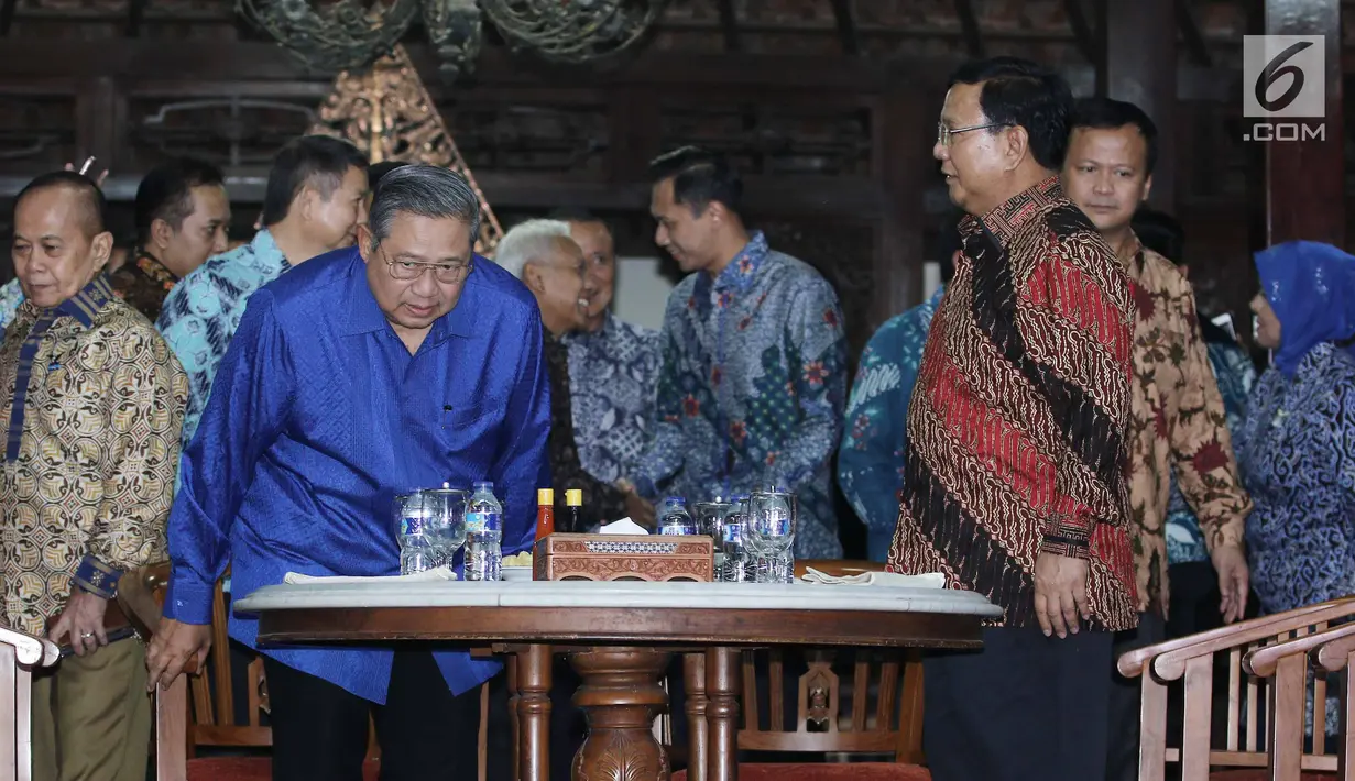 Presiden RI ke 6 Susilo Bambang Yudhoyono bersama Ketum Gerinda, Prabowo Subianto bersiap makan malam di kediaman SBY di Cikeas, Bogor, Jawa Barat, Kamis (27/7). Pertemuan membahas politik bangsa dan koalisi pilpres 2019. (Liputan6.com/Herman Zakharia)