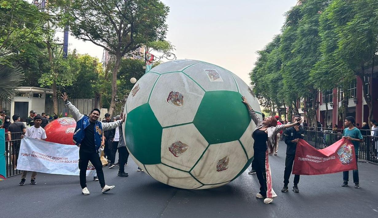 Tak ketinggalan artis Indosiar, Ridwan Naibaho dan Lilis Darawangi ikut menyemarakkan Trophy Experience Piala Dunia U-17 2023 di Surabaya, Minggu (29/10/2023). (Dok. SCM)