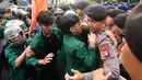 Mahasiswa dari Universitas Muhammadiyah Prof. DR. HAMKA (Uhamka) terlibat aksi saling dorong dengan petugas kepolisian di jalan Sudirman, Jakarta, saat akan berunjuk rasa di kawasan Bundaran Hotel Indonesia, Senin (15/6/2026). (merdeka.com/Arie Basuki)