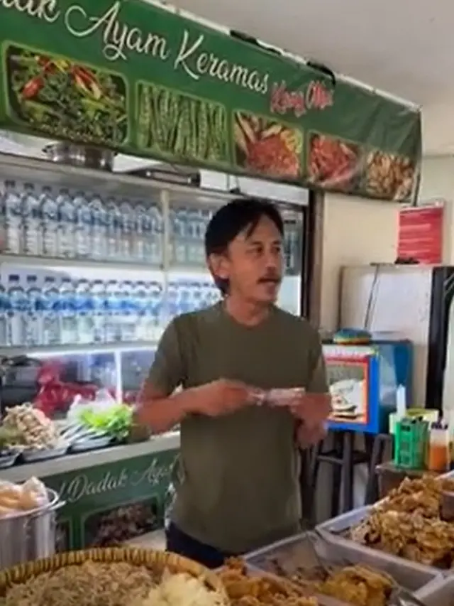 Potret Epy Kusnandar yang sedang berjualan (Instagram/karinaranau9 dan Instagram/epy_kusnandar_official)