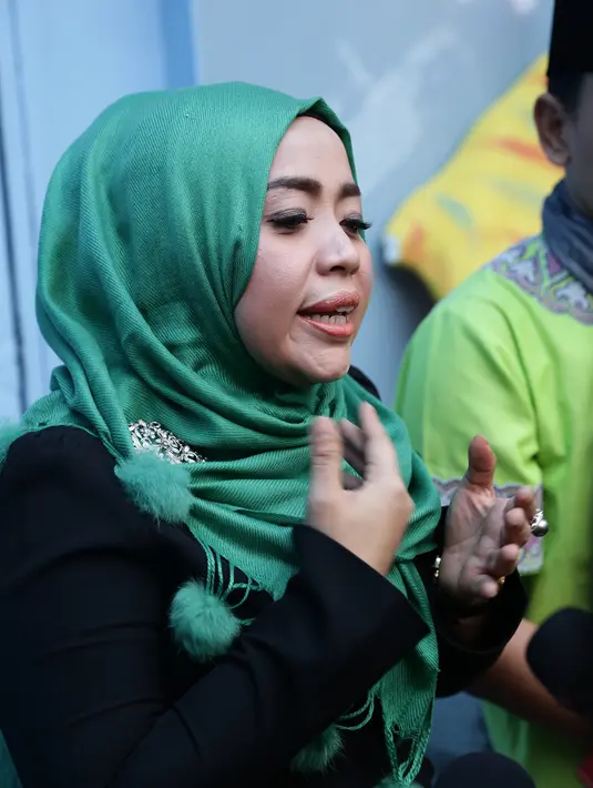 Ia mengenalkan lelaki yang tengah dekat dengan dirinya pada Ustad Zacky. Ustad Zacky Mirza adalah sosok yang sangat dekat dengan almarhum suaminya. (Andy Masela/Bintang.com)