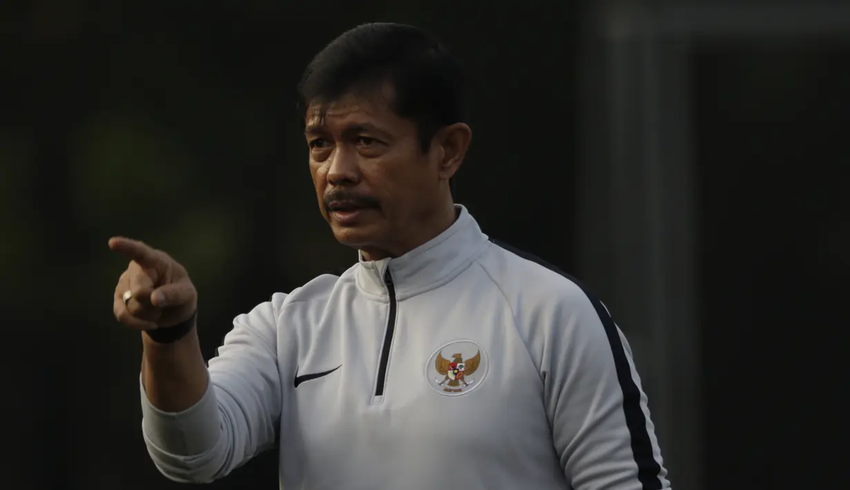 Pelatih Timnas Indonesia U-22, Indra Sjafri, memberikan instruksi saat latihan di Lapangan ABC Senayan, Jakarta, Senin (7/1). Latihan ini merupakan persiapan jelang Piala AFF U-22. (Bola.com/Vitalis Yogi Trisna)