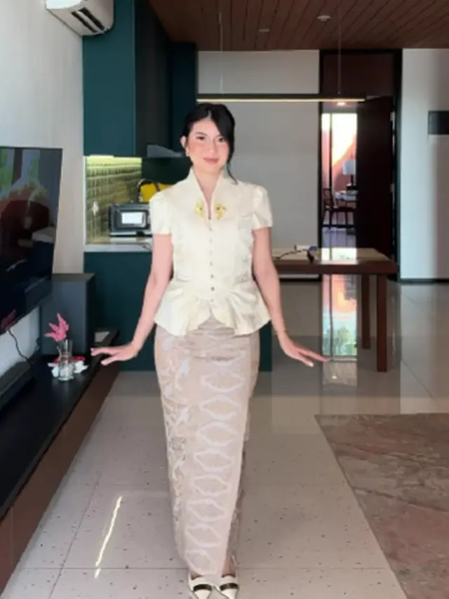 Model Kebaya Peplum Inka Andestha saat Hadiri Wisuda Pratama Arhan