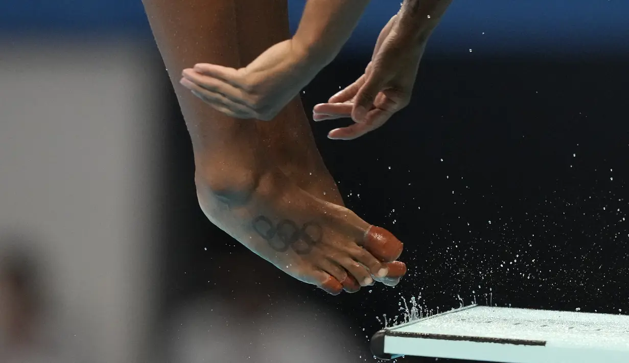 Tato logo Olimpiade di kaki Jennifer Abel dari Kanada terlihat saat bertanding dalam final loncatan 3m putri pada Olimpiade Musim Panas 2020 di Tokyo Aquatics Center di Tokyo, Jepang (1/8/2021). (AP Photo/Dmitri Lovetsky)