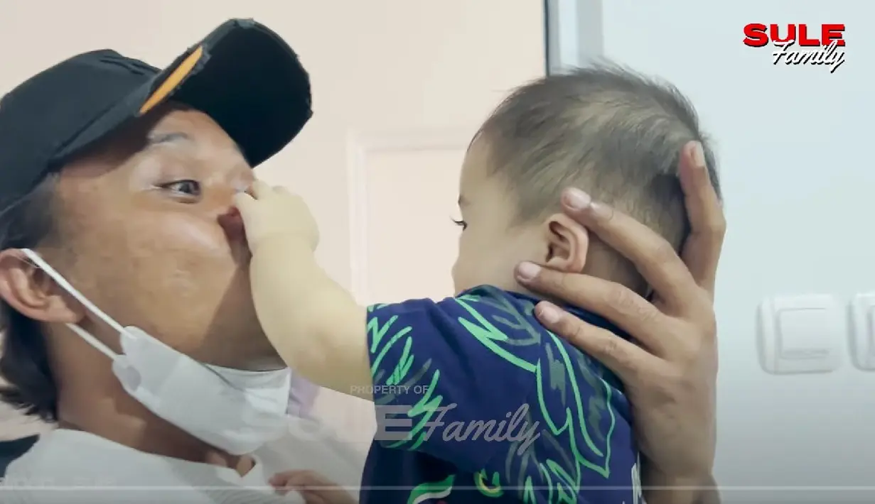 Momen gemas Sule saat bermain dengan putranya, Baby Adzam yang sedang berada di rumah Nathalie Holscher. (Foto: YouTube SULE FAMILY) - 5