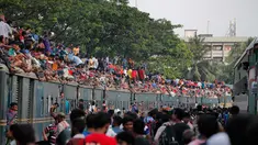 Warga muslim Bangladesh berdesakan untuk naik kereta saat melakukan mudik libur Idul Adha 1438 H di Dhaka, Bangladesh (1/9). Umat Muslim dari seluruh dunia sedang merayakan Idul Adha 1438 H. (A.M. Ahad)