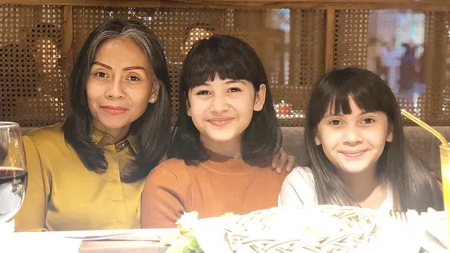 6 Potret Kedekatan Sandrinna Michelle dan Ibunda, Penuh Kehangatan