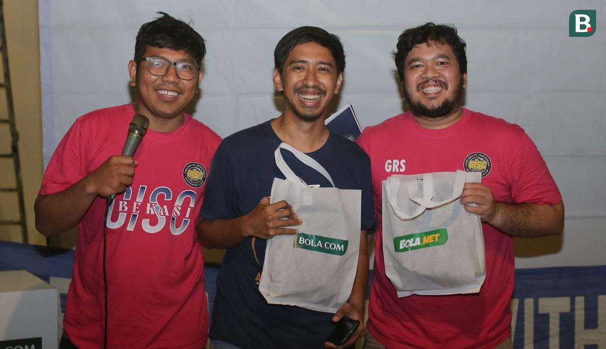 Para pemenang foto bersama saat acara Roaring Night Chelsea vs Manchester City di Balik Arah Coffee & Food Space, Bekasi, Jawa Barat, Sabtu (17/2/2024). (Bola.com/Pradipta Rama Baskara)