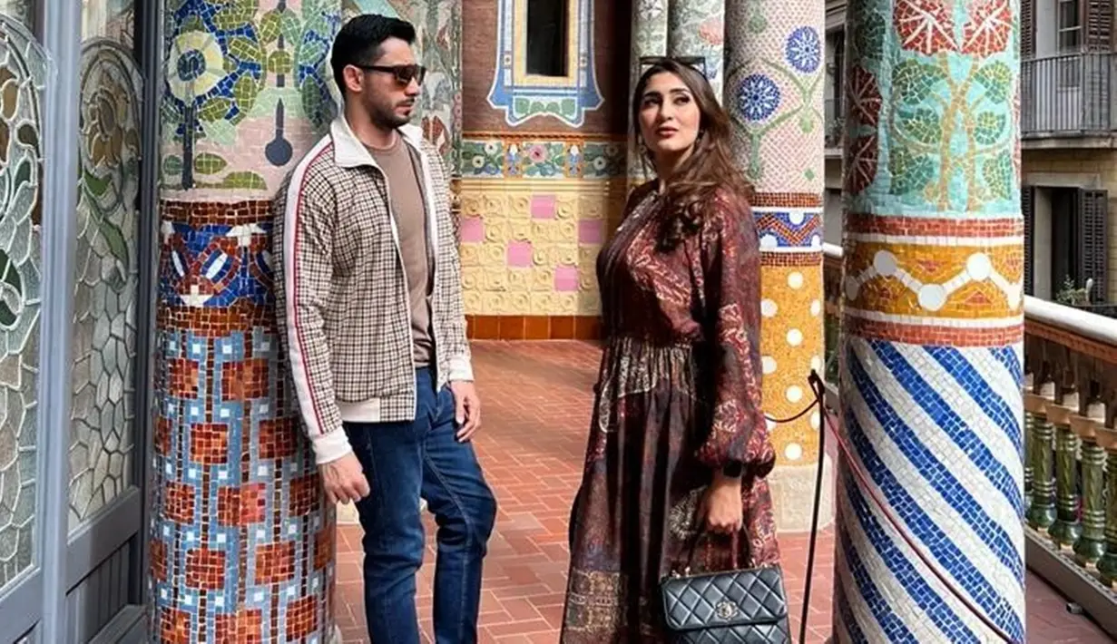 Beberapa waktu lalu Tania Nadira dan sang suami, Abdulla Alwi menikmati keindahan Spanyol. Pasangan yang menikah pada Juli 2019 ini menikmati liburan di sejumlah lokasi yang berada di Barcelona. (Liputan6.com/IG/@tanianadiraa)