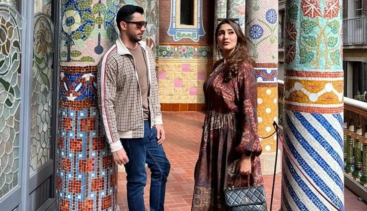 Beberapa waktu lalu Tania Nadira dan sang suami, Abdulla Alwi menikmati keindahan Spanyol. Pasangan yang menikah pada Juli 2019 ini menikmati liburan di sejumlah lokasi yang berada di Barcelona. (Liputan6.com/IG/@tanianadiraa)