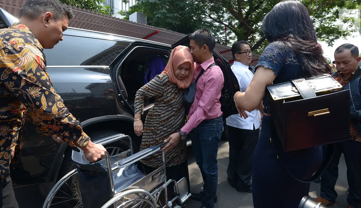 Dokter gigi Romi Syofpa Ismael tiba untuk menemui Mendagri Tjahjo Kumolo di Kemendagri, Jakarta, Rabu (31/7/2019). drg Romi penyandang disabilitas yang menduduki peringkat pertama saat tes tapi gagal menjadi CPNS di Solok Selatan, Sumbar datang untuk mencari keadilan. (merdeka.com/Imam Buhori)