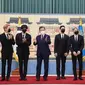 Pertemuan grup boyband BTS dengan Presiden Moon Jae-in dalam rangka penyerahan paspor diplomatik. (Chosun)