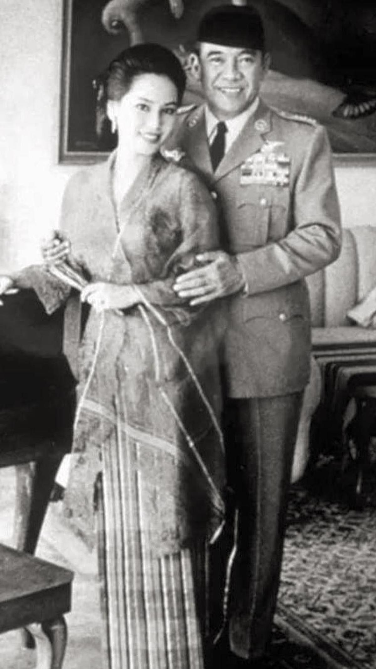 Saat bertemu, Dewi Soekarno mengatakan kepada Kartika bahwa Ia telah bertemu dengan sang ayah untuk pertama dan terakhir. "Ini ialah ayah kamu," ucap Dewi ke Kartika.<br>
