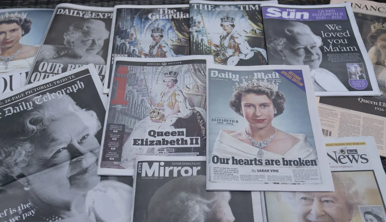Surat kabar yang didedikasikan untuk kematian Ratu Elizabeth II terlihat di sebuah agen koran di Manchester, Inggris, Jumat (9/9/2022). Hingga saat ini, pihak istana belum menjelaskan secara rinci kondisi terakhir Ratu Elizabeth II sebelum dinyatakan meninggal dunia. (AP Photo/Jon Super)
