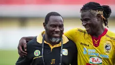 Pelatih Barito Putera, Jacksen F Tiago, temu kangen dengan bek Sriwijaya FC, Bio Paulin, usai laga Piala Presiden 2017 di Stadion I Wayan Dipta, Bali, Senin (13/2/2017). (Bola.com/Vitalis Yogi Trisna)