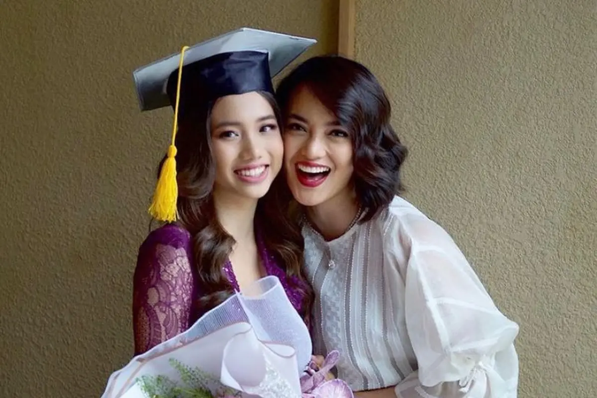Pesona Jasmine Abeng, Putri Sulung Ririn Ekawati Berbalut Kebaya dan Kain Bugis Saat Wisuda SMA