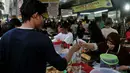Pasar Takjil Benhil yang digelar selama bulan Ramadan tersebut dibuka mulai dari pukul 11.00-19.00 WIB, Jakarta, Selasa, (1/7/14). (Liputan6.com/Johan Tallo)
