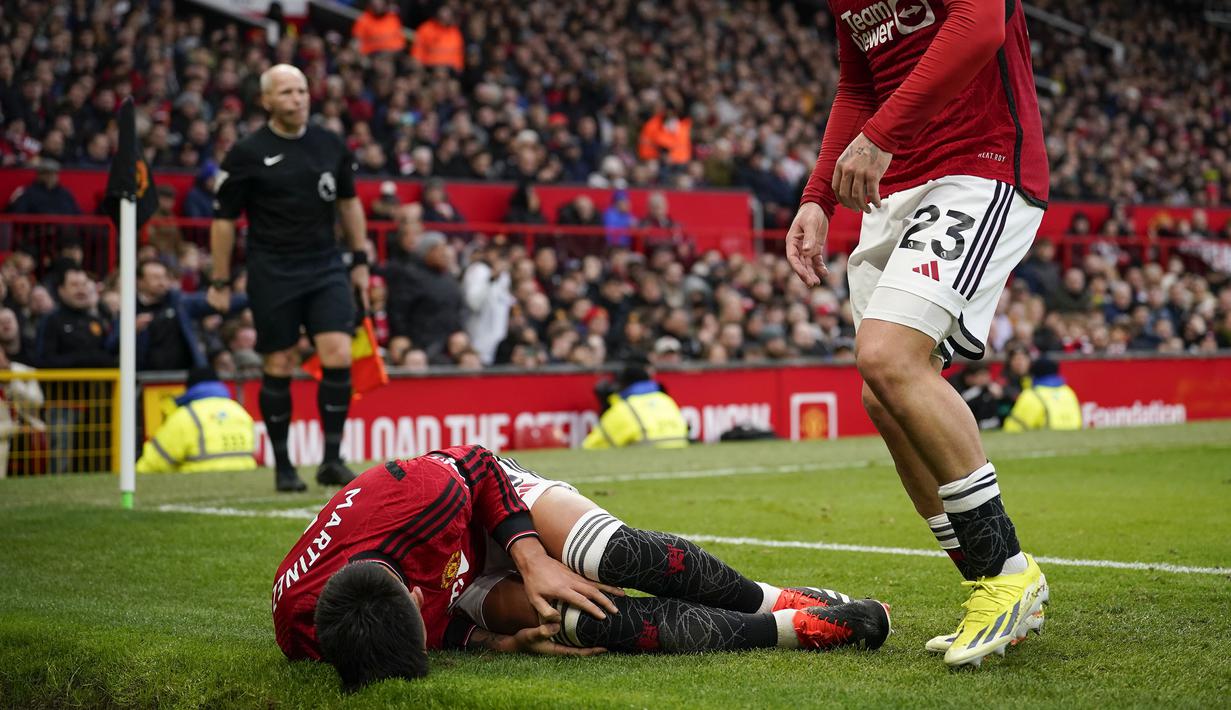 Ekspresi kesakitan pemain Manchester United, Lisandro Martinez saat laga lanjutan Liga Inggris 2023/2024 antara Manchester United melawan West Ham United di Old Trafford, Manchester, Inggris, Minggu (04/02/2024). (AP Photo/Dave Thompson)