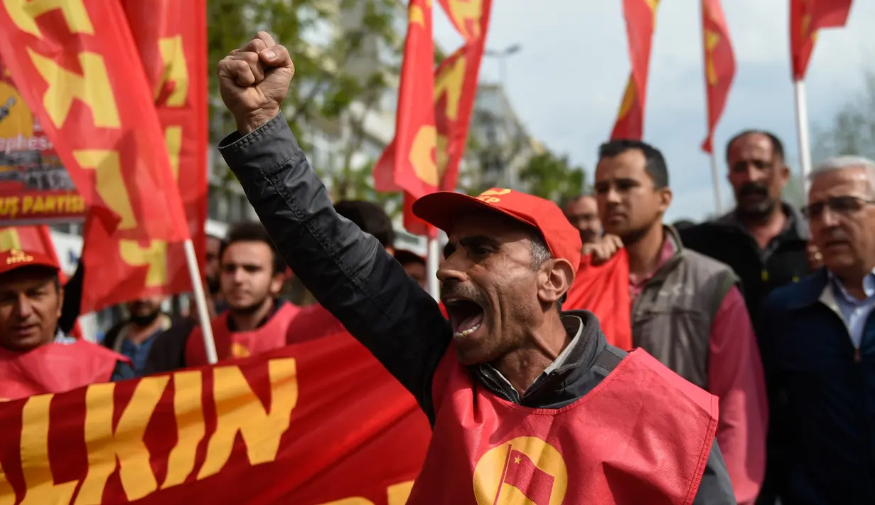 Seorang buruh menyampaikan orasi pada peringatan May Day di Taksim Square, Istanbul, Senin (1/5). Pekerja di berbagai belahan dunia mengadakan aksi Hari Buruh Internasional dengan memadati jalan-jalan besar untuk menyuarakan aspirasi. (YASIN AKGUL/AFP)