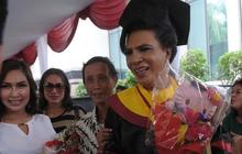 Wajah semringah Mami Yuli lulus S2 dengan IPK 3,85