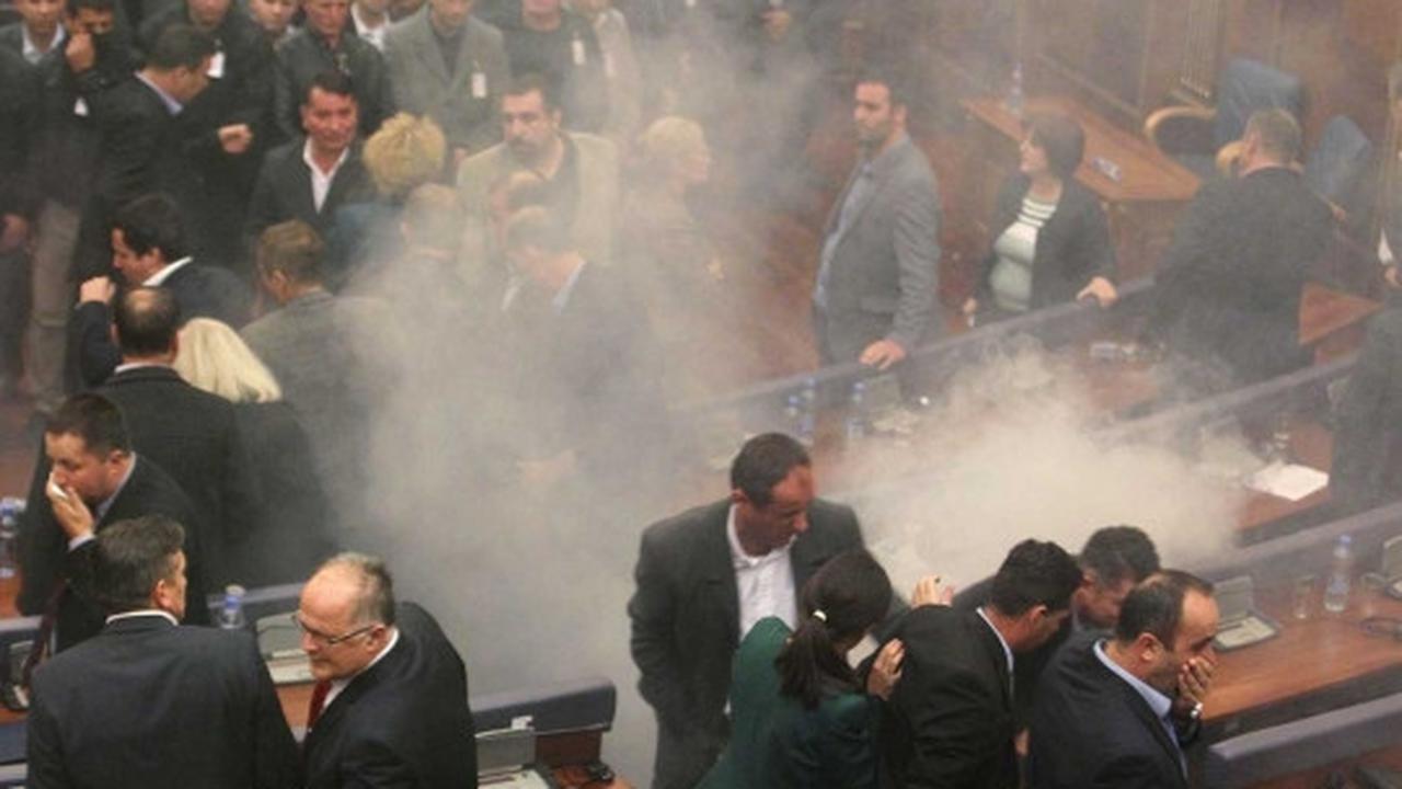 Rapat Parlemen di Kosovo diwarnai gas air mata