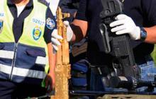 Polisi Honduras temukan AK-47 lapis emas milik geng narkotika