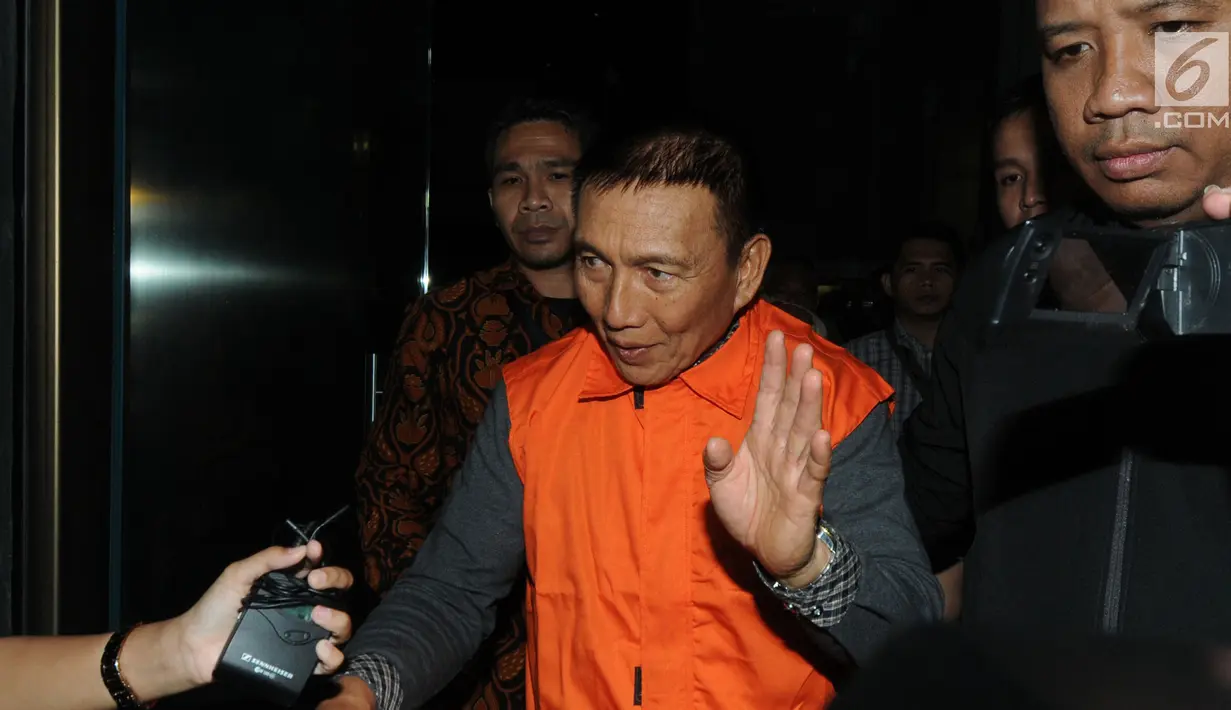 Bendahara Umum KONI, Jhonny E. Awuy mengenakan rompi tahanan seusai menjalani pemeriksaan di gedung KPK, Jakarta, Rabu (19/12). KPK resmi menahan Jhonny E. Awuy setelah terjaring OTT terkait suap dana hibah dari Kemenpora ke KONI (Merdeka.com/Dwi Narwoko)