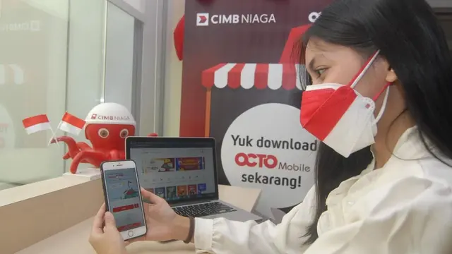 Nasabah melakukan pembayaran belanja di salah satu e-commerce menggunakan Scan QRIS OCTO Mobile dari CIMB Niaga di Jakarta, Rabu (18/8/2021). (Dok CIMB Niaga)