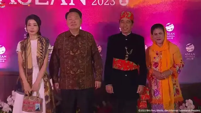 Presiden Jokowi dan Iriana saat menyambut delegasi KTT ASEAN di Hutan Kota by Plataran GBK